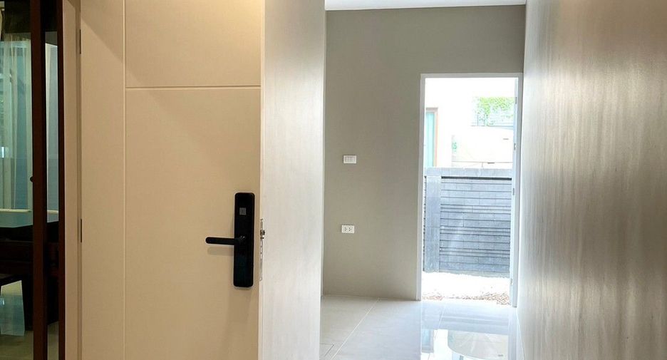 For sale and for rent 4 bedrooms house in Bang Kapi, Bangkok