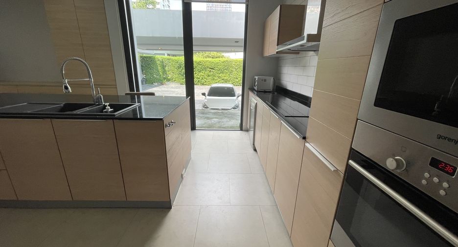 For rent 4 bedrooms house in Khlong Toei, Bangkok