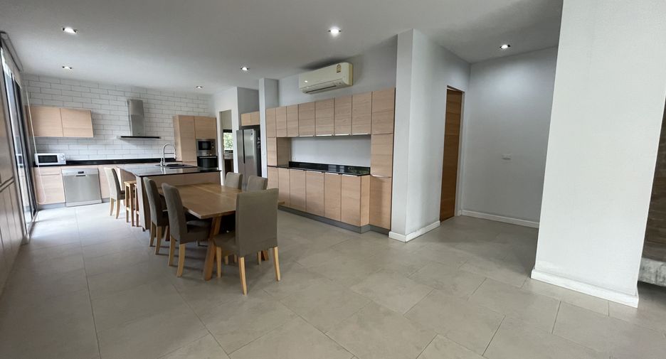 For rent 4 bedrooms house in Khlong Toei, Bangkok