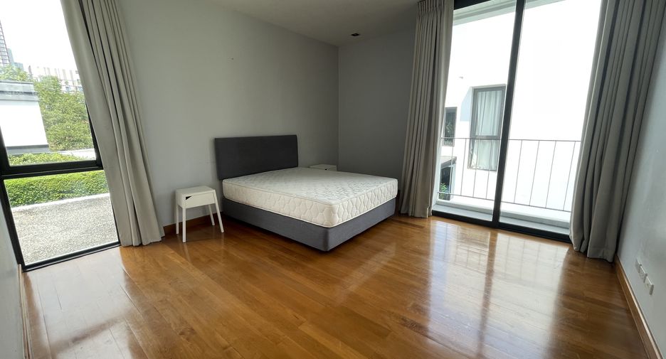 For rent 4 bedrooms house in Khlong Toei, Bangkok