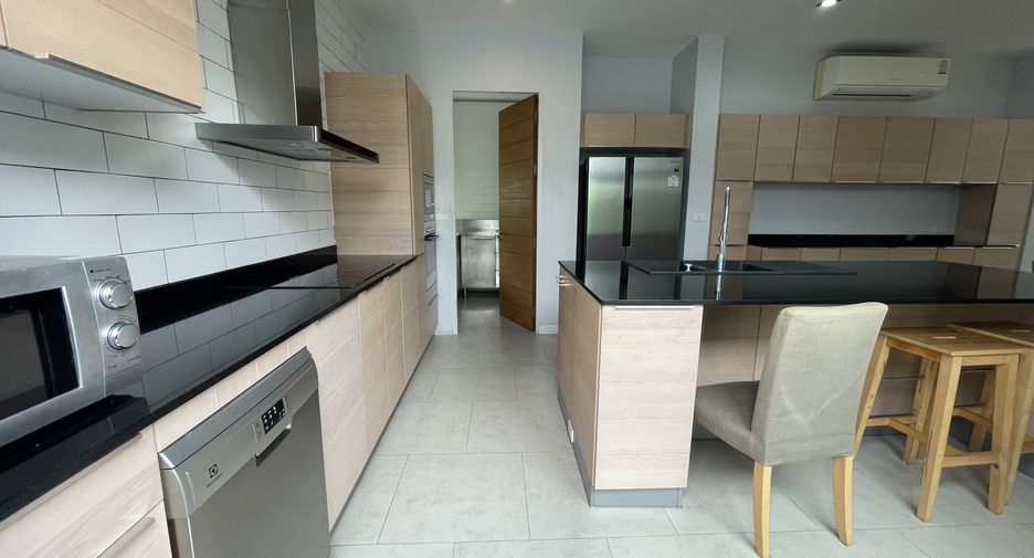 For rent 4 bedrooms house in Khlong Toei, Bangkok