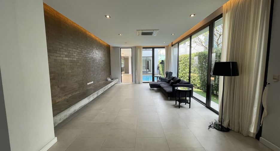 For rent 4 bedrooms house in Khlong Toei, Bangkok