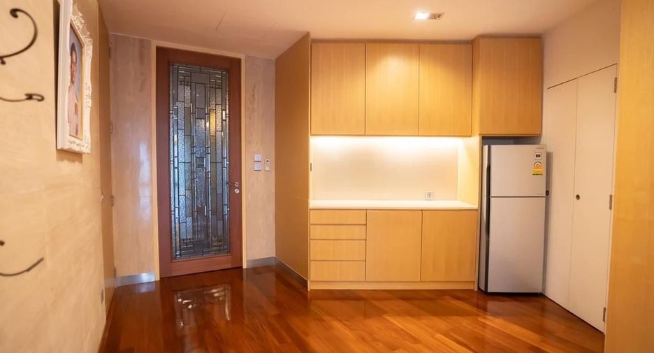 For rent 4 bedrooms condo in Yan Nawa, Bangkok
