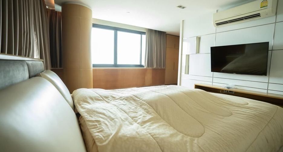 For rent 4 bedrooms condo in Yan Nawa, Bangkok