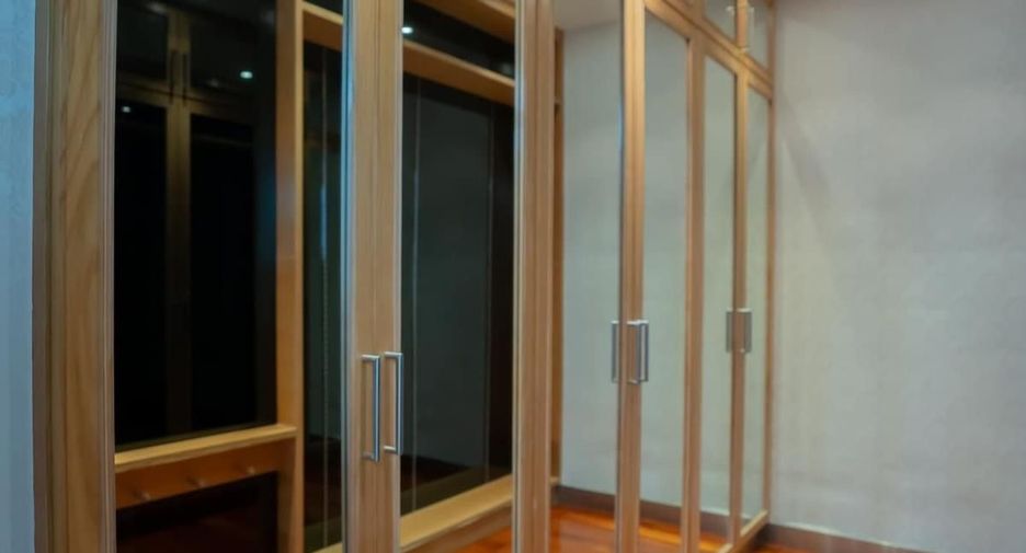 For rent 4 bedrooms condo in Yan Nawa, Bangkok