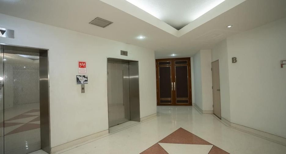 For rent 4 bedrooms condo in Yan Nawa, Bangkok