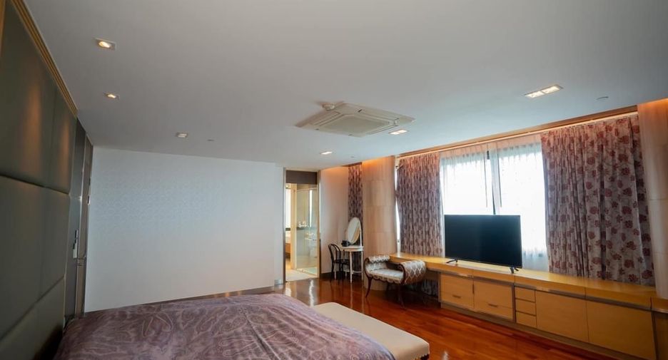 For rent 4 bedrooms condo in Yan Nawa, Bangkok