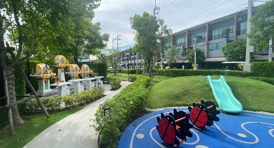 For rent 3 bedrooms townhouse in Prawet, Bangkok