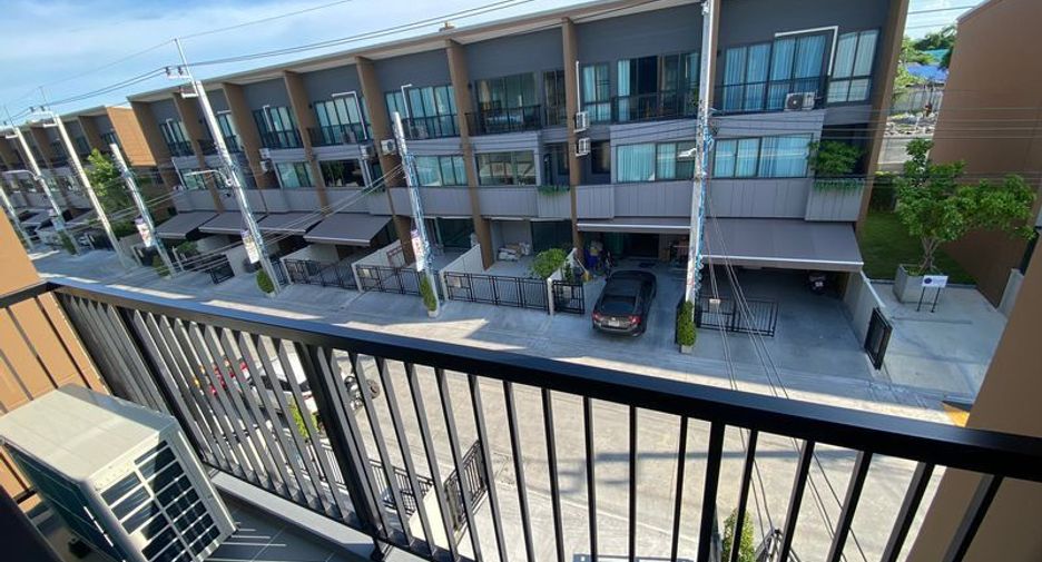 For rent 3 bedrooms townhouse in Prawet, Bangkok