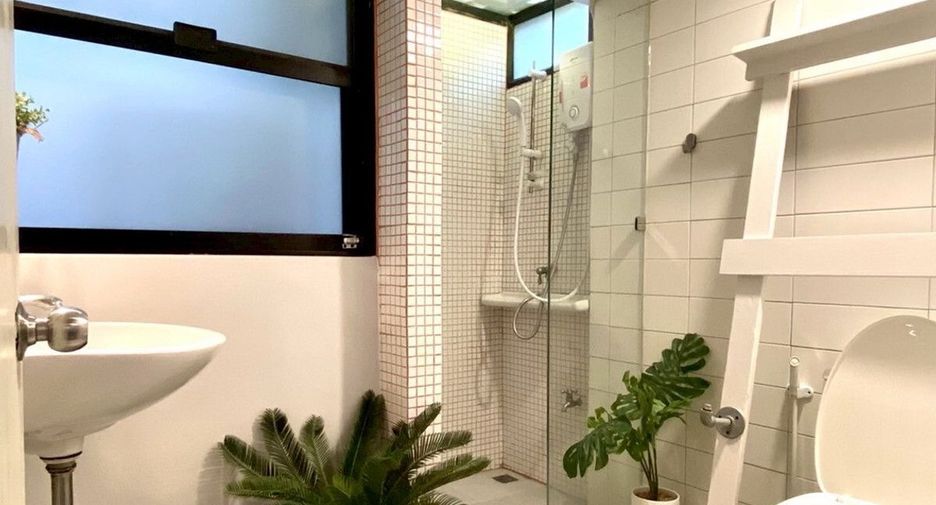 For rent 3 bedrooms townhouse in Watthana, Bangkok