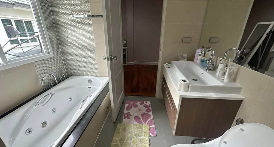 For sale 4 bedrooms house in Saphan Sung, Bangkok