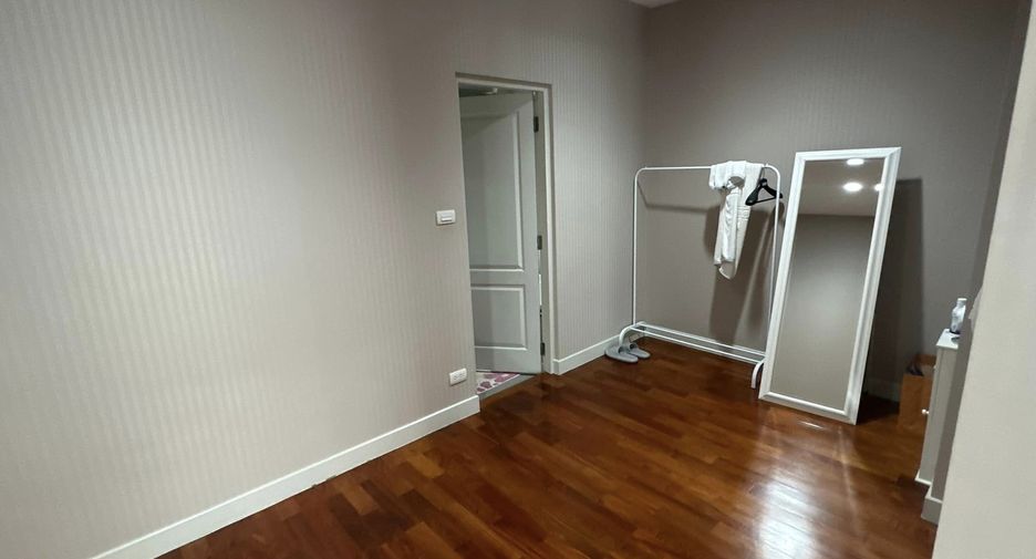 For sale 4 bedrooms house in Saphan Sung, Bangkok
