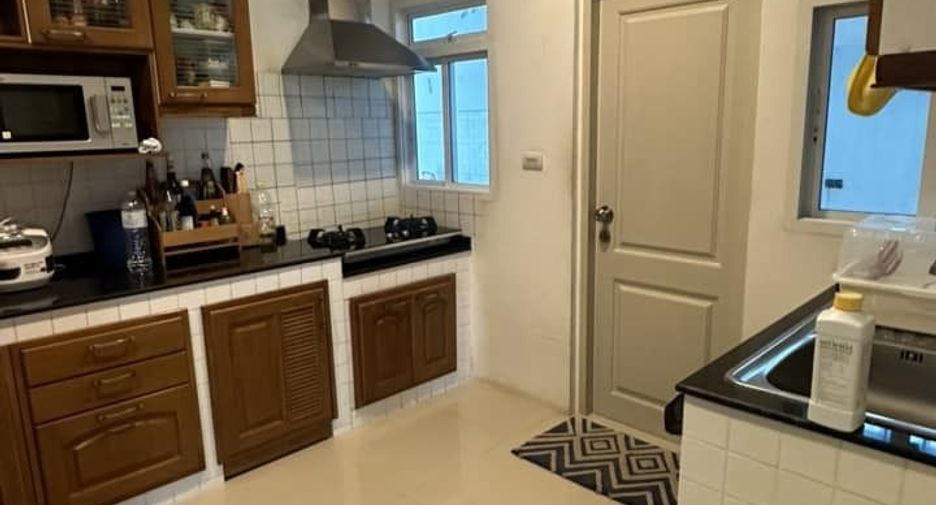 For sale 4 bedrooms house in Saphan Sung, Bangkok