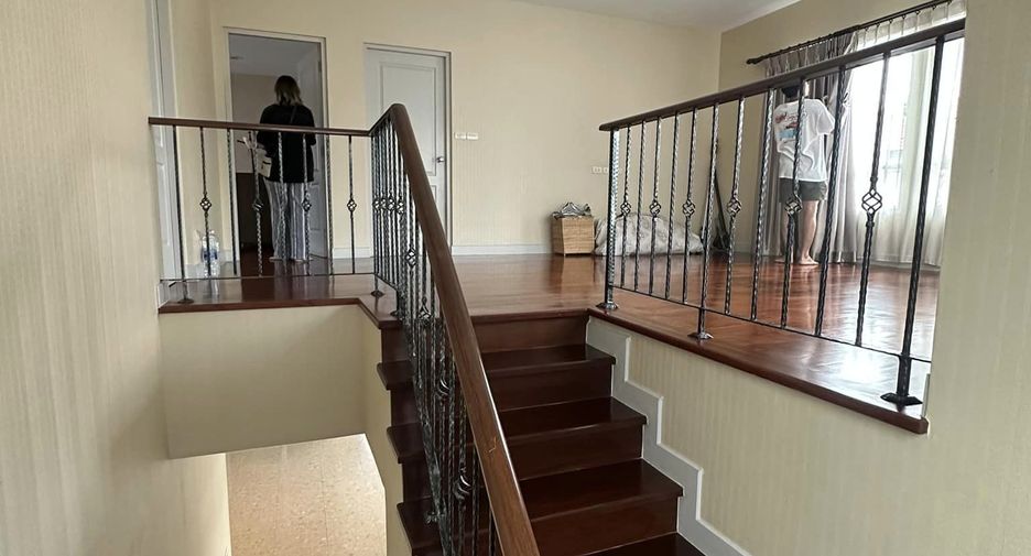 For sale 4 bedrooms house in Saphan Sung, Bangkok