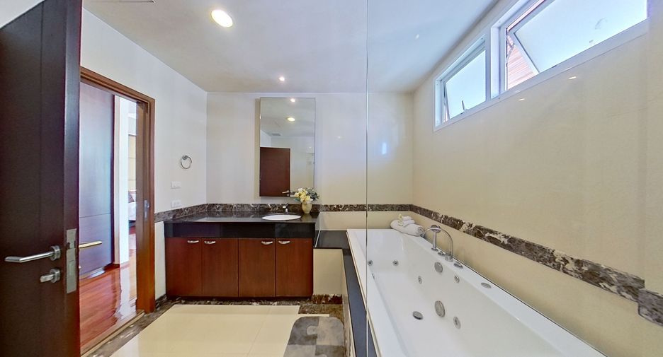 For rent 3 bedrooms condo in Watthana, Bangkok