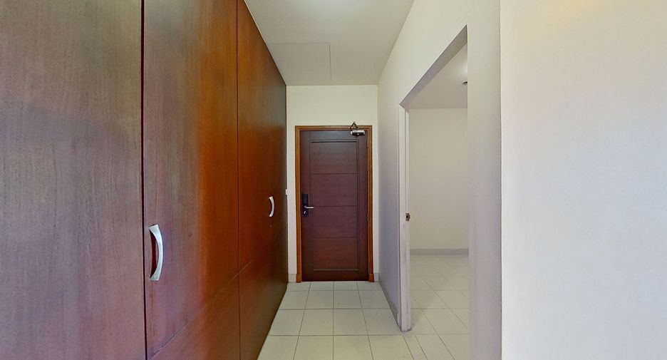 For rent 3 bedrooms condo in Watthana, Bangkok
