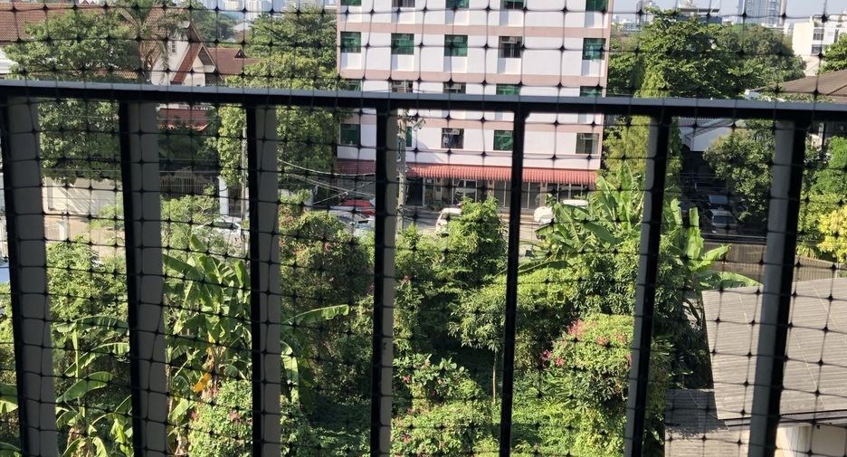 For sale 1 bed condo in Phra Khanong, Bangkok