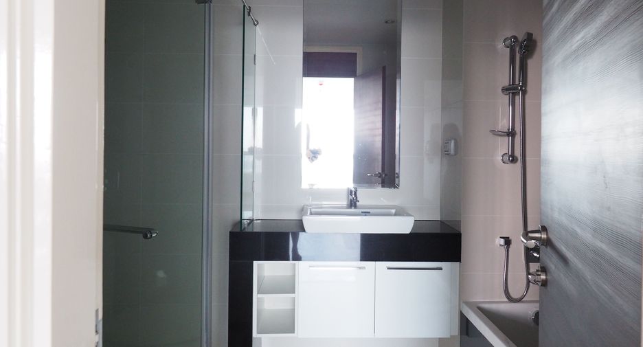 For rent 2 bedrooms condo in Yan Nawa, Bangkok