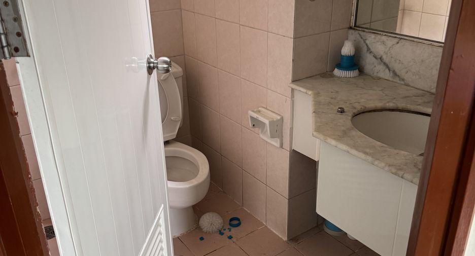 À vendre et à louer 3 chambres appartement à Yan Nawa, Bangkok