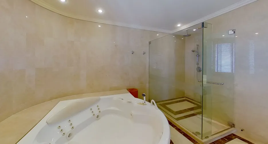 For sale and for rent 4 bedrooms condo in Khlong Toei, Bangkok