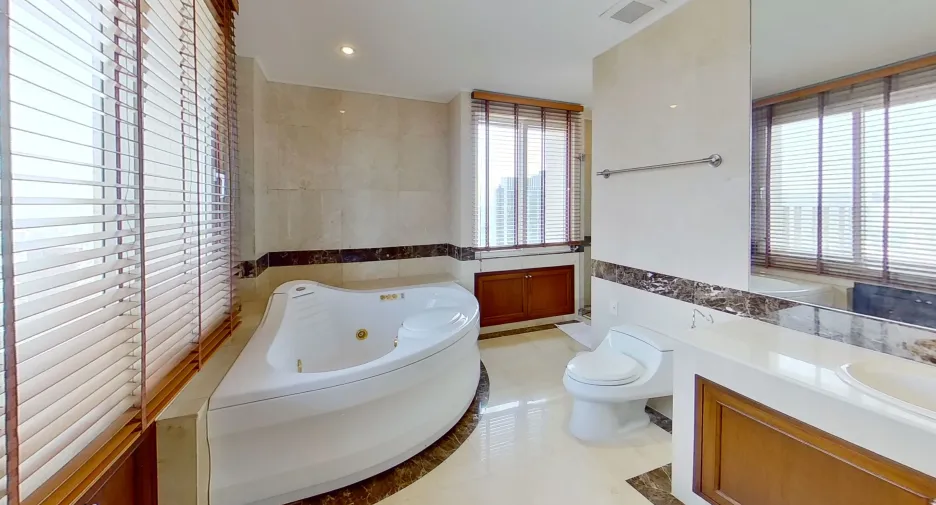 For sale and for rent 4 bedrooms condo in Khlong Toei, Bangkok