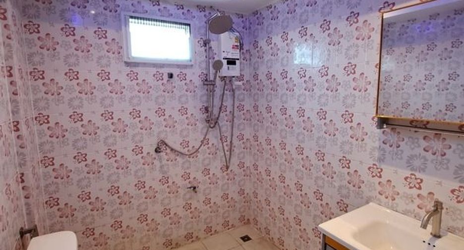 For sale 3 bedrooms townhouse in Bang Kapi, Bangkok