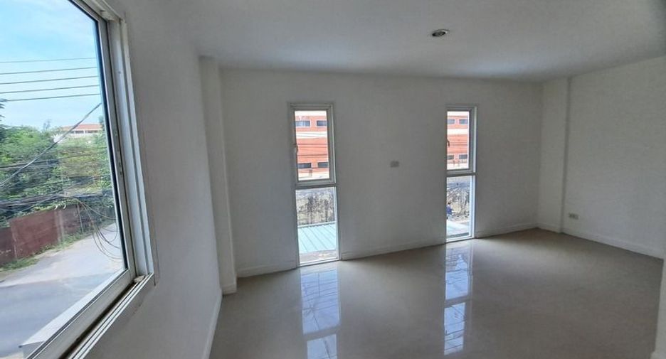 For sale 3 bedrooms townhouse in Bang Kapi, Bangkok
