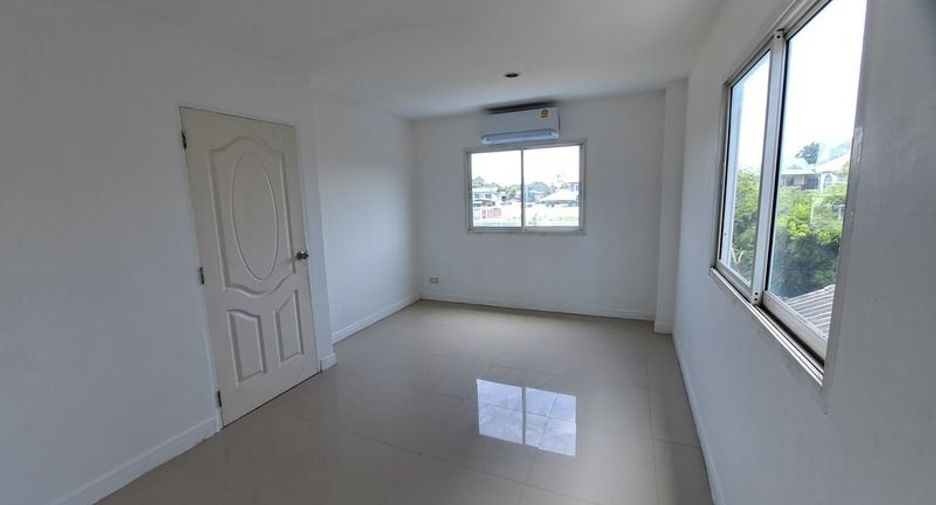 For sale 3 bedrooms townhouse in Bang Kapi, Bangkok