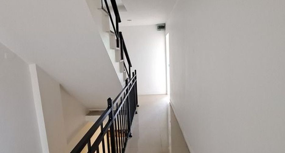 For sale 3 bedrooms townhouse in Bang Kapi, Bangkok