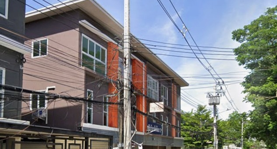 For sale 3 bedrooms townhouse in Bang Kapi, Bangkok