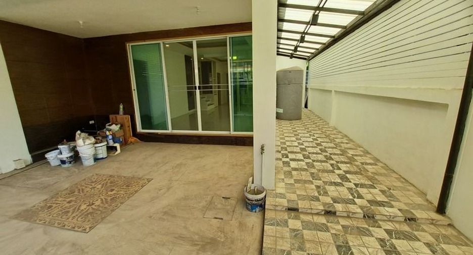 For sale 3 bedrooms townhouse in Bang Kapi, Bangkok