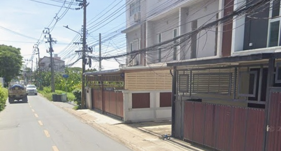 For sale 3 bedrooms townhouse in Bang Kapi, Bangkok