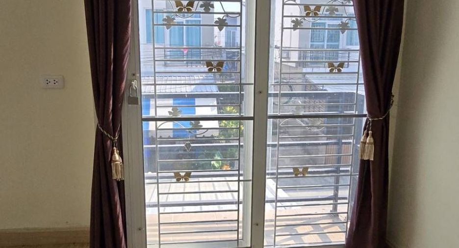 À vendre 3 chambres maison de ville à Bang Sao Thong, Samut Prakan