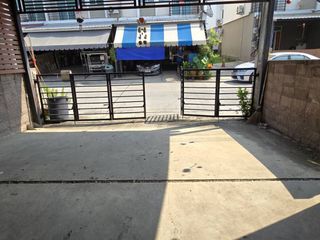 Casa adosada en venta de 3 habitaciones en Bang Sao Thong, Samut Prakan