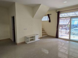 Casa adosada en venta de 3 habitaciones en Bang Sao Thong, Samut Prakan