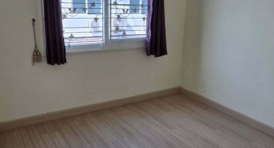 À vendre 3 chambres maison de ville à Bang Sao Thong, Samut Prakan