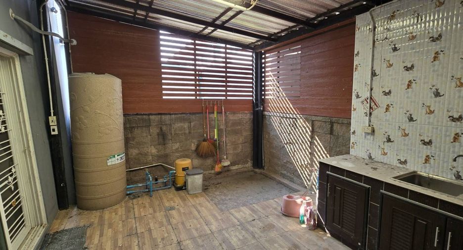 À vendre 3 chambres maison de ville à Bang Sao Thong, Samut Prakan