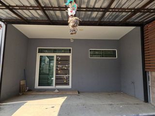 Casa adosada en venta de 3 habitaciones en Bang Sao Thong, Samut Prakan