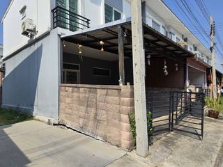 Casa adosada en venta de 3 habitaciones en Bang Sao Thong, Samut Prakan
