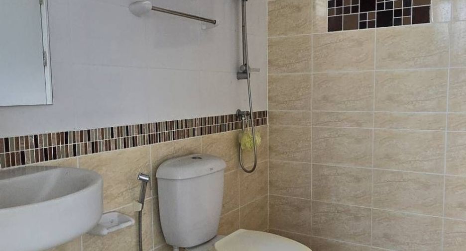 À vendre 3 chambres maison de ville à Bang Sao Thong, Samut Prakan