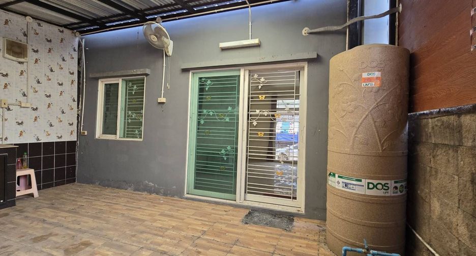 À vendre 3 chambres maison de ville à Bang Sao Thong, Samut Prakan