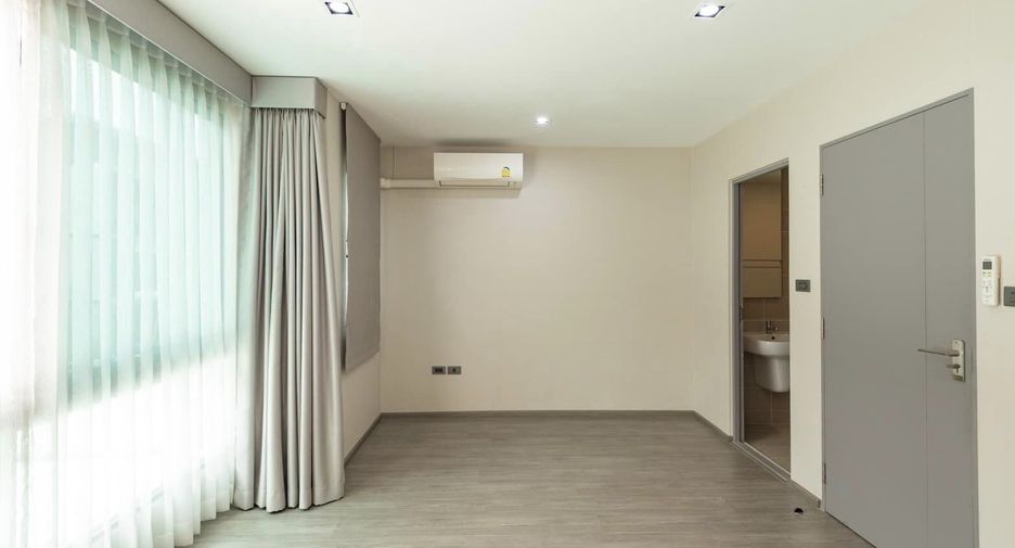 For sale 3 bedrooms townhouse in Lat Phrao, Bangkok