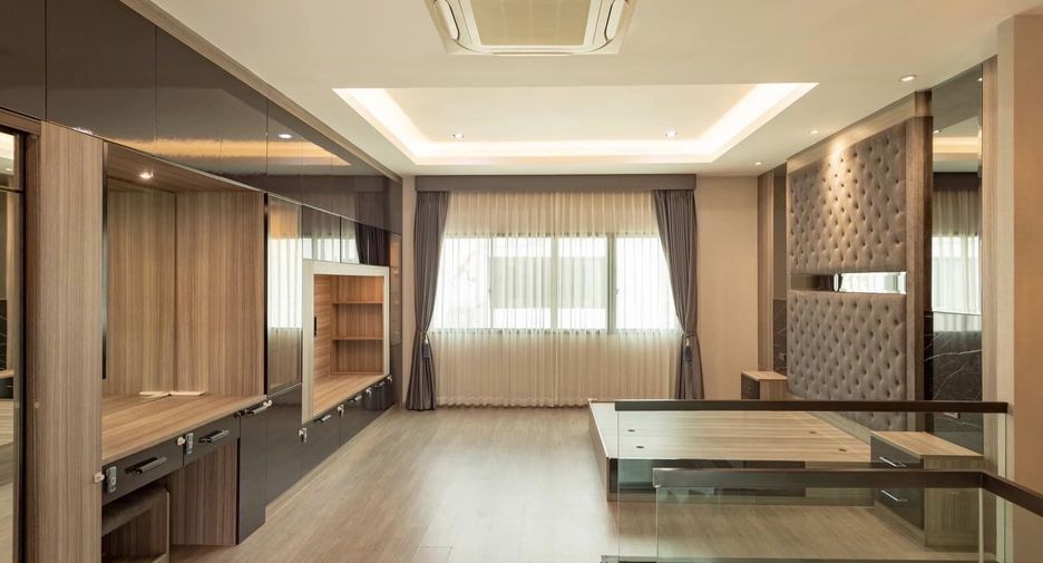 For sale 3 bedrooms townhouse in Lat Phrao, Bangkok