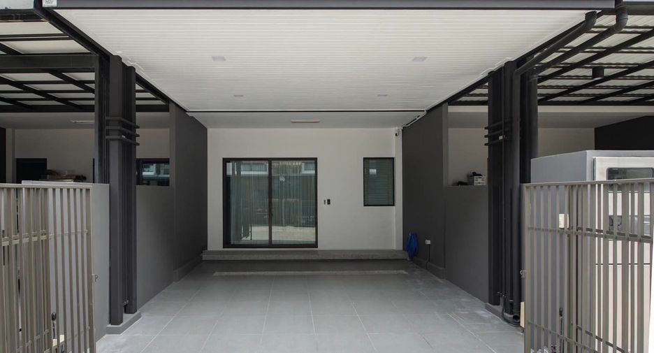 For sale 3 bedrooms townhouse in Lat Phrao, Bangkok