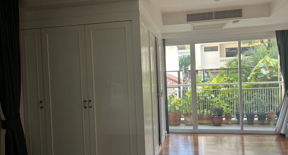For sale 4 bedrooms condo in Khlong Toei, Bangkok