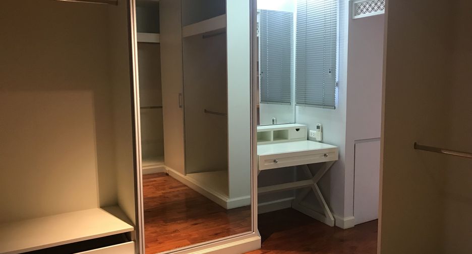 For rent 3 bedrooms apartment in Pathum Wan, Bangkok