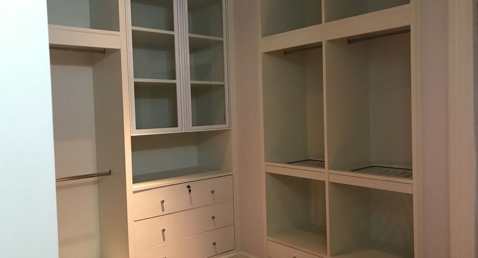 For rent 3 bedrooms apartment in Pathum Wan, Bangkok