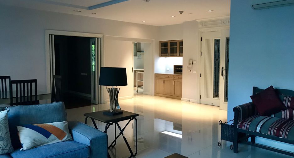 For rent 3 bedrooms apartment in Pathum Wan, Bangkok