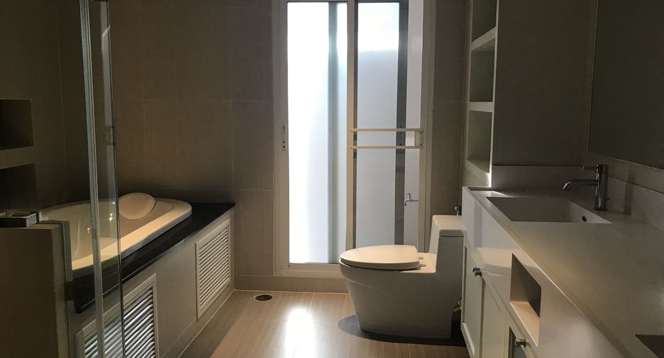 For rent 3 bedrooms apartment in Pathum Wan, Bangkok