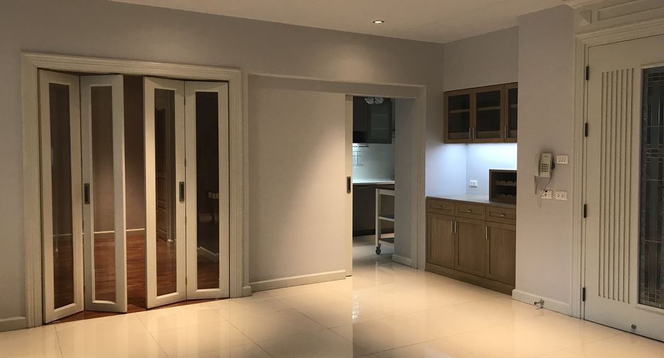 For rent 3 bedrooms apartment in Pathum Wan, Bangkok